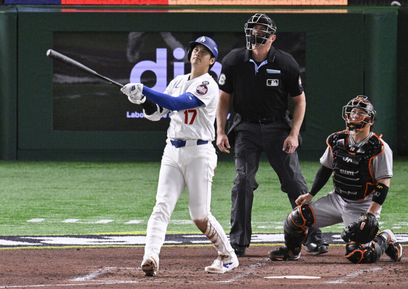 MLB洛杉磯道奇與讀賣巨人15日在東京巨蛋舉行熱身賽，大谷翔平在第3局第2打席擊出2分全壘打。（共同社）