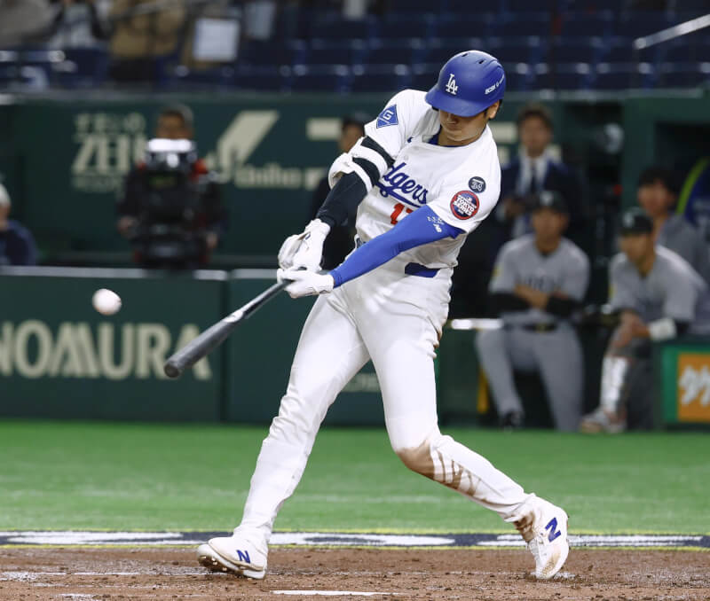 MLB洛杉磯道奇15日與讀賣巨人打熱身賽，大谷翔平在第3局第2打席擊出2分全壘打。（共同社）