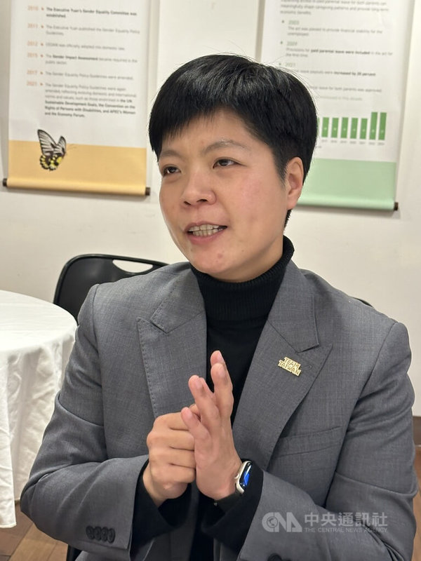 台灣首位女性棒球主審暨無任所大使劉柏君拜會美國職業冰球聯盟（NHL）後，在駐紐約辦事處分享經驗。中央社記者廖漢原紐約攝  114年3月15日