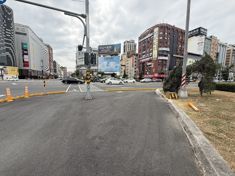 高雄市中華路與五福路圓環15日發生交通事故，一名日本觀光客遭衝上人行道的車輛撞傷，住院治療中。台灣基進市議員張博洋呼籲市府相關單位儘速檢討圓環安全設計，確保行人安全。（張博洋提供）中央社記者蔡孟妤傳真 114年3月16日