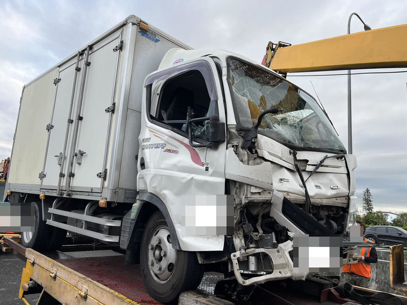 國道1號北上北斗段15日發生車禍，施男駕駛自小貨車追撞內線車道1輛轎車，因撞擊力道大，車體碎片飛散到南下車道，擊中許男駕駛租賃小客車，造成4人輕傷送醫。（警方提供）中央社記者吳哲豪傳真  114年3月16日