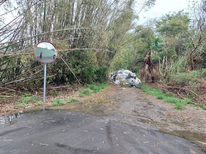 新竹縣寶山鄉長邱振瑋指出，日前轄內遭偷倒廢棄物，堵住道路影響通行，鄉公所清潔隊通報縣府環保局，環保局已會同警方前往現場稽查。（邱振瑋提供）中央社記者魯鋼駿傳真  114年3月16日