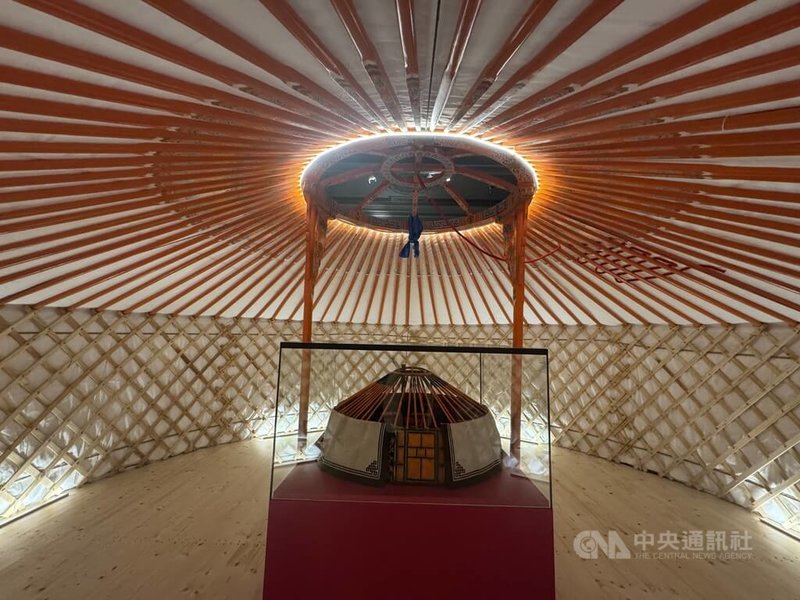 捷克國家博物館「成吉思汗」展覽展出超過260件展品,包含蒙古的黃金首飾、戰爭武器、傳統服飾、儀式面具、騎兵裝備、陶器及蒙古包等。圖為蒙古包內部。中央社記者劉郁葶布拉格攝 114年3月16日