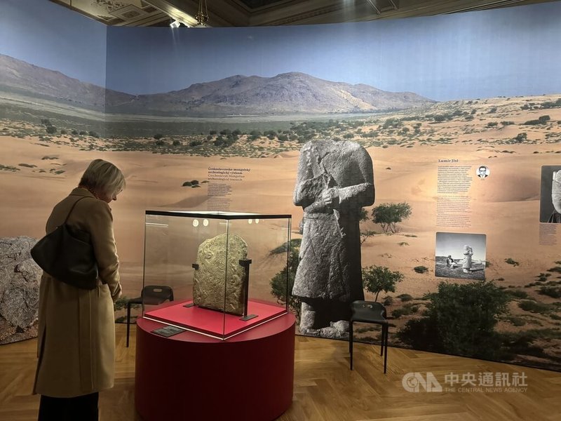蒙古與捷克的學術合作歷史悠久,早在60年前,捷克考古學家伊斯爾便發起與蒙古考古學家合作。圖為遊客觀賞伊斯爾發現的蒙古石碑。中央社記者劉郁葶布拉格攝 114年3月16日