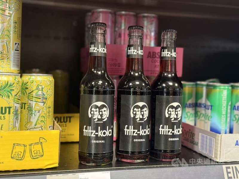 2002年來自漢堡的2個大學生創立的Fritz-Kola，是德國當地有名的汽水品牌，在超市、零售與小吃店都可見。中央社記者林尚縈柏林攝 114年3月16日