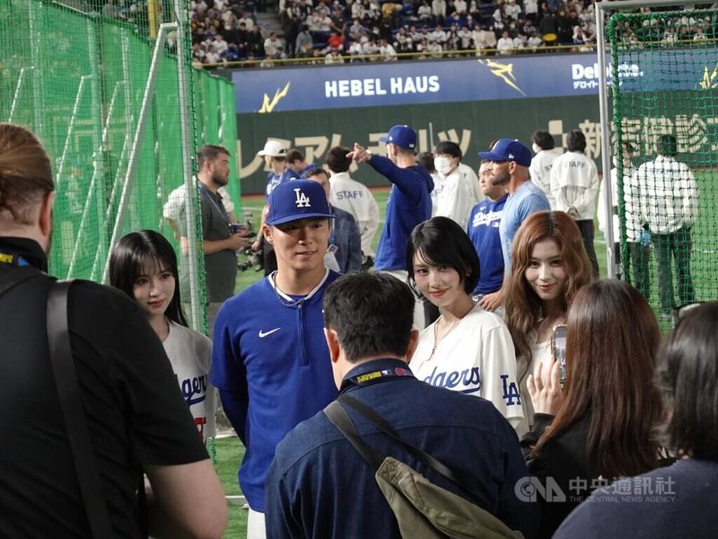 美國職棒大聯盟洛杉磯道奇16日在東京巨蛋與阪神虎舉行熱身賽,道奇日籍投手山本由伸練球後與將擔任開球嘉賓的女團MISAMO合影。中央社記者楊明珠東京攝 114年3月16日