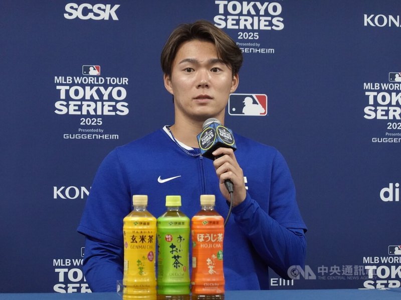 美國職棒大聯盟洛杉磯道奇16日在東京巨蛋與阪神虎舉行熱身賽,球員上午10時左右上場熱身之前,道奇日籍投手山本由伸被安排出席記者會。對於18日道奇與芝加哥小熊隊東京開幕賽擔任先發投手一事,他表示,「兩隊都由日籍投手先發,是很特別的比賽。自己會好好努力,希望能表現得超乎實力。中央社記者楊明珠東京攝 114年3月16日