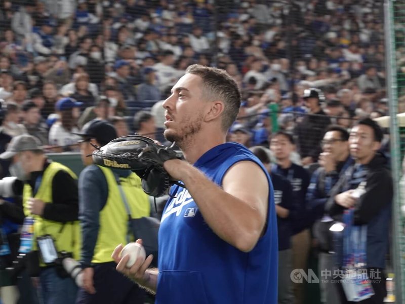 美國職棒大聯盟洛杉磯道奇16日在東京巨蛋與阪神虎舉行熱身賽,道奇派出左投史奈爾(Blake Snell)擔任先發投手,圖為他16日練球情形。道奇日籍球星大谷翔平16日對決阪神虎同15日對上讀賣巨人隊,都是第一棒指定打擊,將與阪神虎先發才木浩人交手,是否連2天擊出全壘打,備受注目。中央社記者楊明珠東京攝 114年3月16日