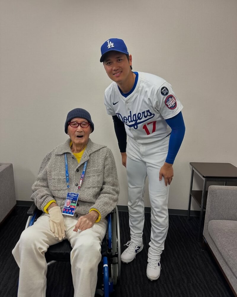 大谷翔平(右)15日分享與大前輩長嶋茂雄(左)合照。(圖取自instagram.com/shoheiohtani)