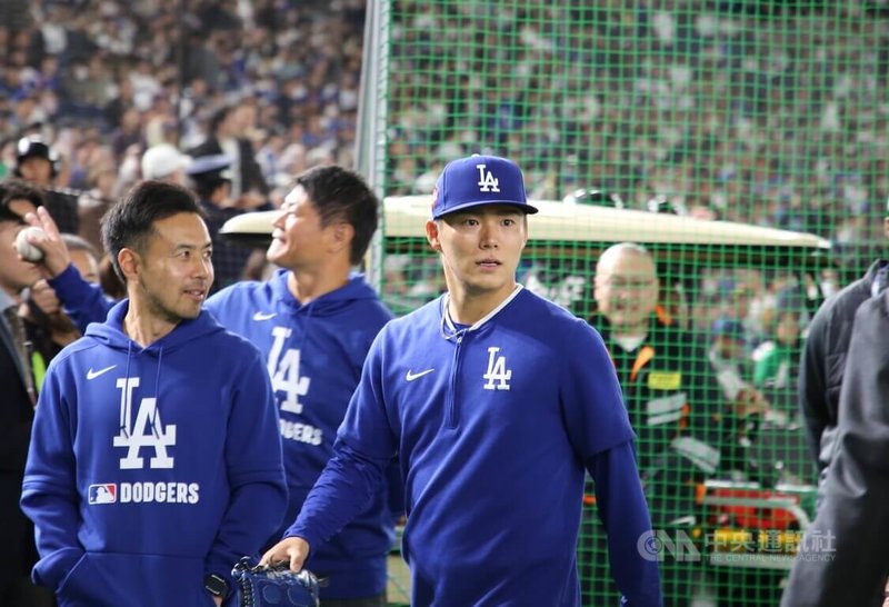 美國職棒大聯盟東京開幕賽18、19日洛杉磯道奇隊將在東京巨蛋對上芝加哥小熊隊,道奇日籍投手山本由伸擔任先發。16日他在記者會上被問及面臨開幕賽的心情時表示,「去年(在韓國舉行開幕賽第二戰登板)沒表現好,希望這次第一戰就能發揮實力。從失敗中學到很多,希望有助於今年的表現」。中央社記者楊明珠東京攝 114年3月16日