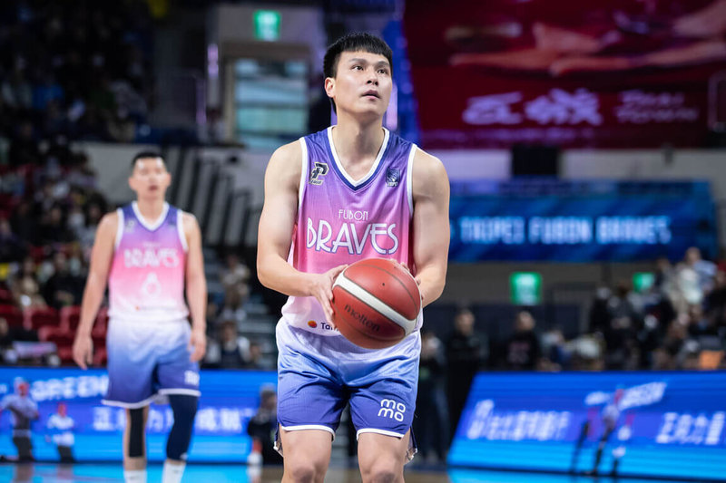 台灣職籃P.LEAGUE+台北富邦勇士16日在主場迎戰高雄鋼鐵人,勇士陣中洪楷傑(持球者)挹注21分,終場助隊以115比106順利摘下4連勝。(PLG提供)中央社記者陳容琛傳真 114年3月16日