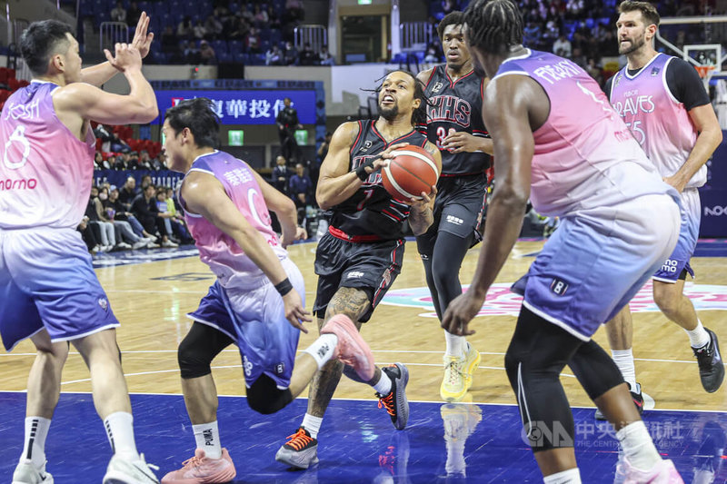 台灣職籃P. LEAGUE+例行賽16日台北富邦勇士以115比106戰勝高雄鋼鐵人,鋼鐵人隊艾賽亞(中黑衣)拿下全場最高的37分,可惜最終仍落敗。中央社記者鄭清元攝 114年3月16日