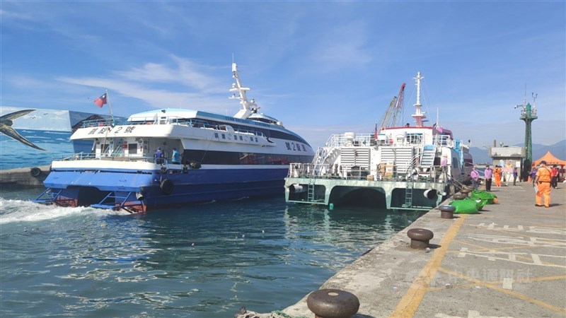 東北風增強導致風浪過大，台東離島客輪業者公告，台東往返綠島16日下午的船班及17日全天船班取消；台東往返蘭嶼17日全天取消。（中央社檔案照片）