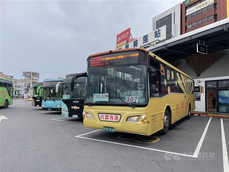 因應成本上揚，中華民國公共汽車客運公會規劃今年將提出公路客運運價調漲申請，圖為花蓮轉運站。（中央社檔案照片）