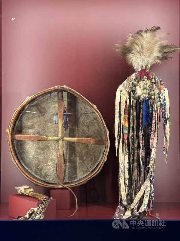 捷克國家博物館推出「成吉思汗」展覽,呈現蒙古人的薩滿信仰與儀式器具。中央社記者劉郁葶布拉格攝 114年3月16日