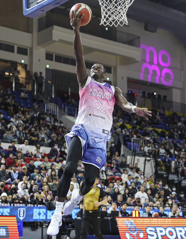 台灣職籃P. LEAGUE+例行賽台北富邦勇士16日以115比106戰勝高雄鋼鐵人,勇士隊柏德(圖)以15分8籃板的成績,幫助球隊獲勝。中央社記者鄭清元攝 114年3月16日