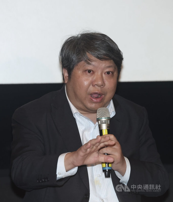 紀錄片「看不見的國家」闡述前總統蔡英文執政8年期間,推動民主轉型、性別平等、同性婚姻合法及強化身分認同等歷程;16日在台北舉辦放映座談,經濟民主連合智庫召集人賴中強(圖)出席。中央社記者吳家昇攝 114年3月16日