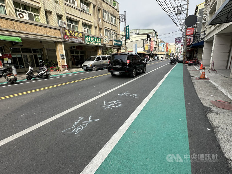 71歲陳姓男子16日在彰化市大埔路上多處停車區以白漆噴上「機車道」字樣，警方依法通知陳男到案，陳男表示不滿大埔路人行道的臨停區影響到他騎機車，因此在沿線噴漆洩憤。中央社記者鄭維真攝 114年3月17日