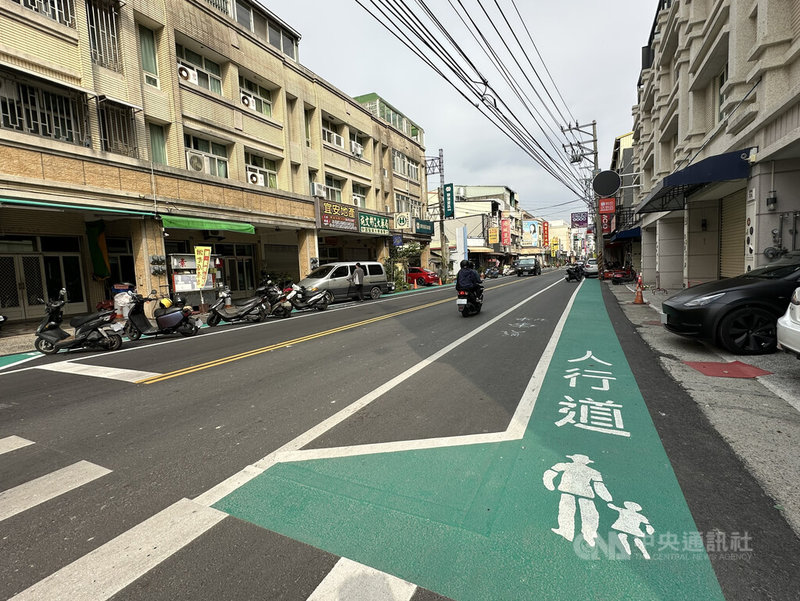 71歲陳姓男子16日在彰化市大埔路上多處停車區以白漆噴上「機車道」字樣,警方依法通知陳男到案,陳男表示不滿影響到他騎機車,因此在沿線噴漆洩憤。中央社記者鄭維真攝 114年3月17日