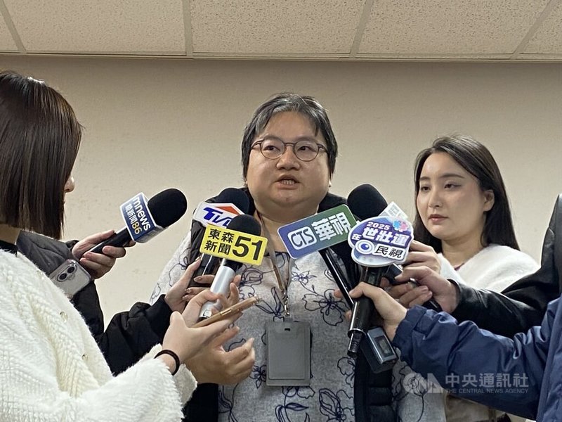 繼台北市文山區6日發生比特犬跳出車窗咬傷人後,17日在大安區又發生此犬隻衝出車窗追咬騎士。台北市動保處技正華心惠(中)表示,將約談飼主及受害人後裁罰,若飼主無法有效管理犬隻將沒入。中央社記者黃麗芸攝 114年3月17日