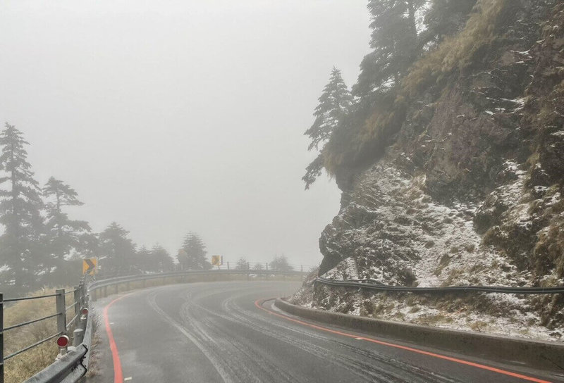 合歡山17日上午飄雨，期間短暫降冰霰，但路面無明顯積雪，考量水晶宮路段易打滑，公路局宣布，省道台14甲線昆陽至松雪樓路段限加掛雪鏈車輛通行。（交通部公路局提供）中央社記者蕭博陽南投縣傳真  114年3月17日