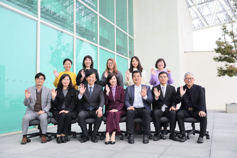 台南市美術館17日召開第5屆董監事會議,與會者會前合影。前中為南美館新任董事長游文玫。(台南市文化局提供)中央社記者楊思瑞台南傳真 114年3月17日