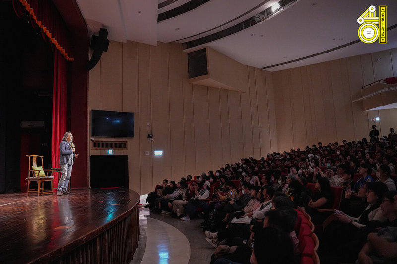 劇場導演賴聲川(左)預告表演工作坊40週年不只經典劇作回歸,年底更將帶來由資深戲劇表演家馮翊綱、宋少卿及金鐘影后許瑋甯主演的全新哲學喜劇「那一年,我們下凡」。(表演工作坊提供)中央社記者葉冠吟傳真 114年3月17日