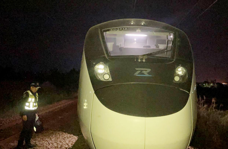 台鐵252次自強號(3000型)列車(圖)16日晚間10時許,行經宜蘭縣礁溪與四城間,1名男子疑闖入軌道遭撞擊身亡,現場於17日凌晨1時2分解除封鎖,恢復雙線行車。(讀者提供)中央社記者王朝鈺傳真 114年3月17日