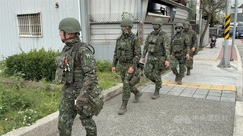 國軍17日進行「立即備戰操演」，陸軍官兵下午在新北八里一帶活動。中央社記者吳書緯攝 114年3月17日