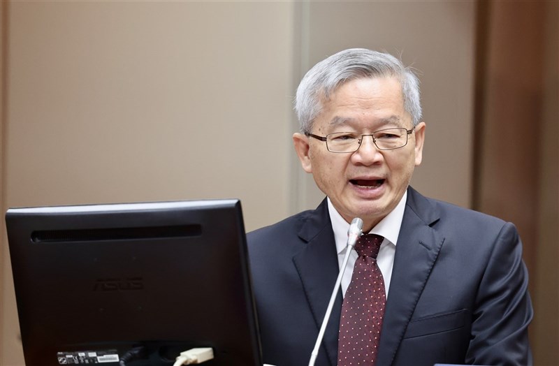 國科會主委吳誠文17日指出,基於AI應用涉及保護國家安全及高風險AI管理等人民權益,後續AI基本法草案由數發部接續辦理,這是行政院跨部會共同討論出的結果,國科會將繼續全心發展AI相關研究。