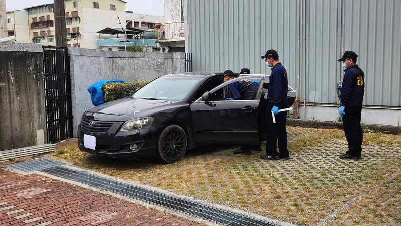 屏東市瑞光南路17日凌晨發生槍擊事件釀5人輕傷，案發現場留有1輛黑色轎車，車身有多處彈孔，警方進行採證。（屏東分局提供）中央社記者李卉婷傳真  114年3月17日