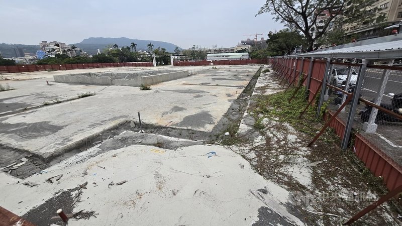 國家住都中心17日表示,高雄市前金區「七賢安居」社會住宅因統包商出現財務危機,工程延宕,已與統包商解約,並重新啟動工程設計監造招標作業。圖為17日基地現場地下連續壁工程已完成施作。中央社記者董俊志攝 114年3月17日