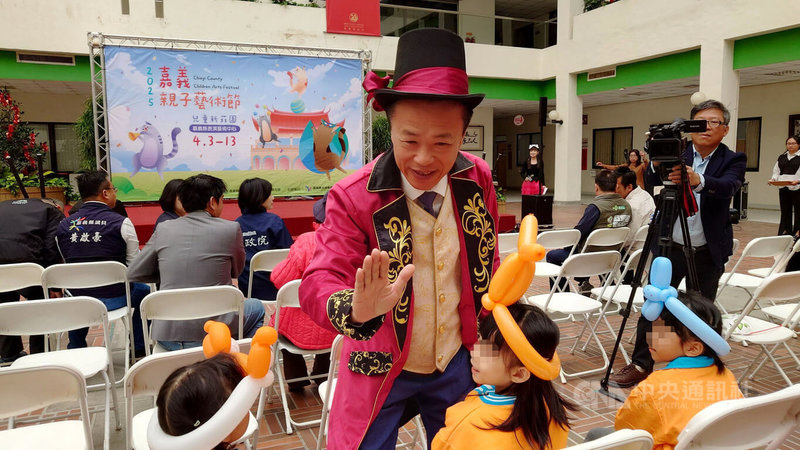 嘉義縣政府文化觀光局17日舉行2025嘉義親子藝術節記者會,縣長翁章梁(中)扮裝成魔術師,與參與演出的小朋友擊掌。中央社記者蔡智明攝 114年3月17日
