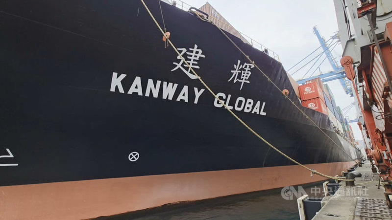 靠泊基隆港東10碼頭的建輝輪(圖)16日因加注低硫重油操作不慎,約100公升重油外洩至港區水域,船方已承認疏失,表示願意負責後續清理及賠償責任,交通部航港局將依商港法規定開罰。中央社記者王朝鈺攝 114年3月17日