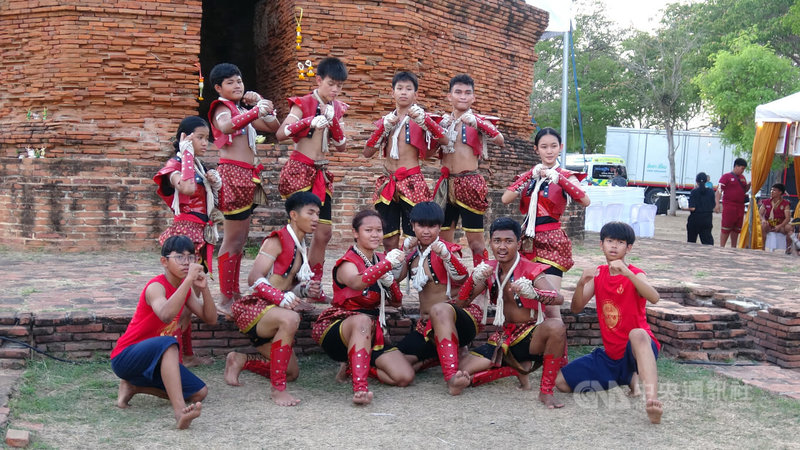 第17屆世界泰拳拜師儀式(Wai Kru Muay Thai)17日在大城歷史遺跡公園登場,聚集泰國各地的泰拳愛好者。中央社記者呂欣憓大城府攝 114年3月17日