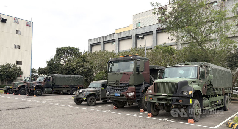 國軍17日進行「立即備戰操演」，陸軍多輛中型戰術輪車、輕型戰術輪車與傾卸車，17日出現在十三行博物館旁的公共停車場。中央社記者吳書緯攝  114年3月17日