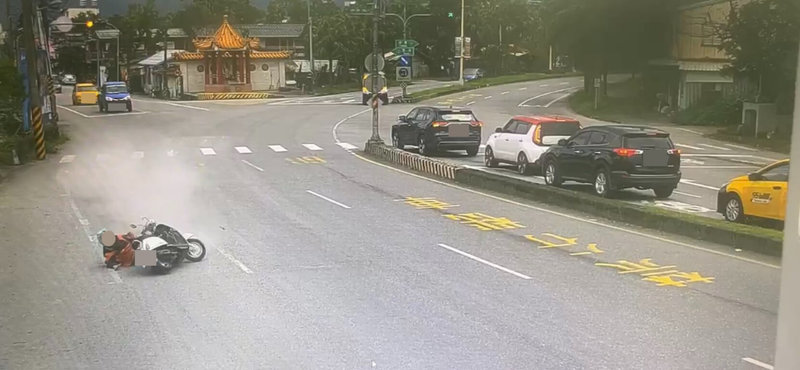 花蓮縣警察局鳳林分局警員日前發現1名機車騎士摔車,胸前還用揹帶載負嬰兒,母子都受傷,原來是大貨車裝載的砂石沿路灑落,造成機車打滑摔車。(花蓮縣警察局提供)中央社記者李先鳳傳真 114年3月17日