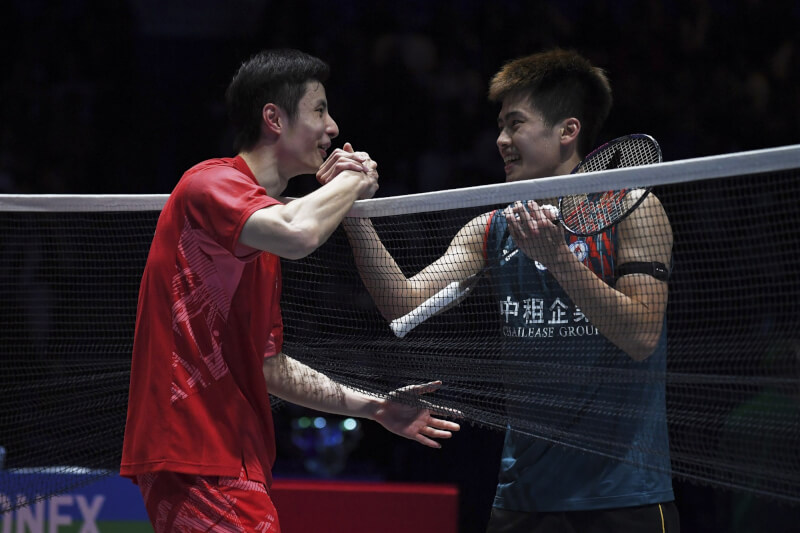 BWF全英羽球公開賽決賽,台灣好手李佳豪(右)以0比2不敵對手屈居亞軍,賽後球王石宇奇(左)盛讚李佳豪擊球方式,表示比賽應該是自己要輸。(美聯社)