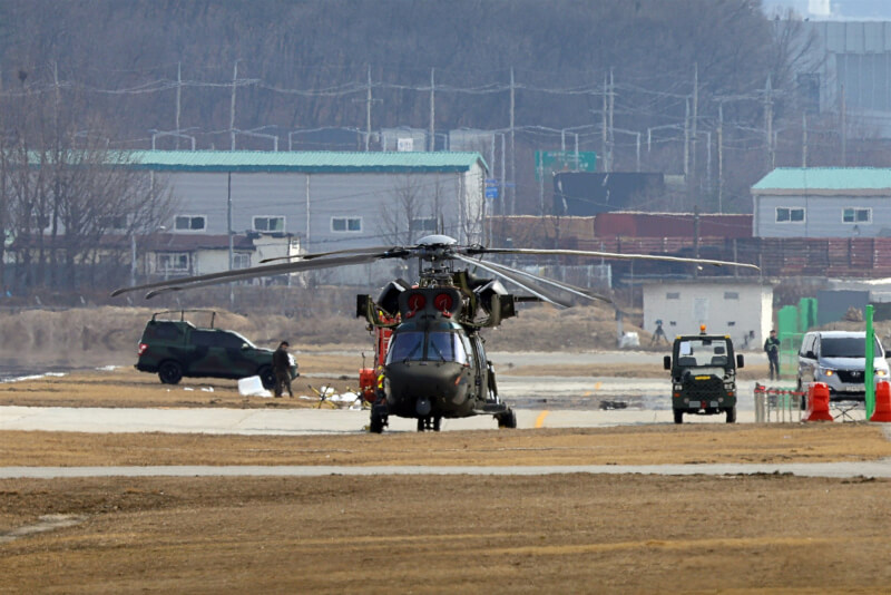 韓國1架軍方無人機17日在首爾以北的空軍基地降落時，與停在地面的直升機相撞。（韓聯社）