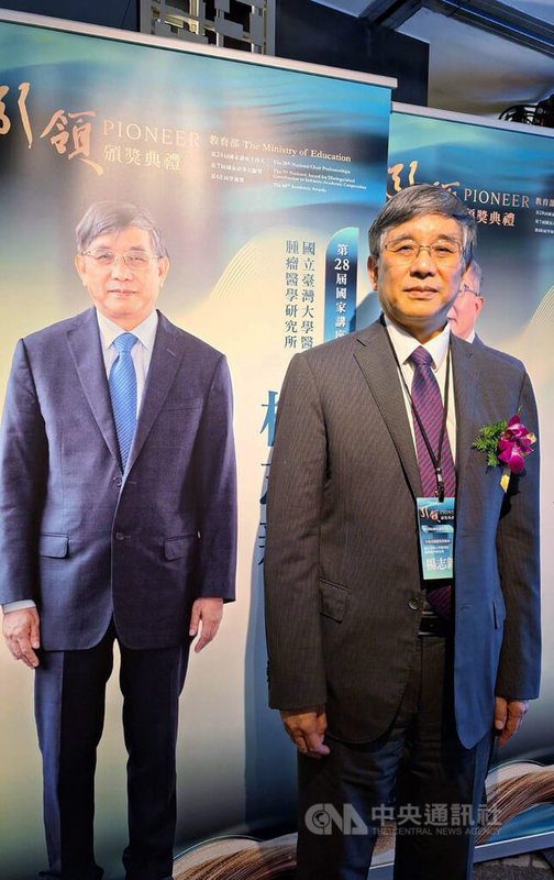 教育部17日舉行第28屆國家講座主持人、第7屆國家產學大師獎暨第68屆學術獎頒獎典禮,台大醫院癌醫中心分院院長楊志新(圖)開創國內癌症醫療新里程碑,更建立肺癌治療的世界頂尖團隊,第2度獲選國家講座主持人,晉升為終身榮譽。中央社記者許秩維攝 114年3月17日