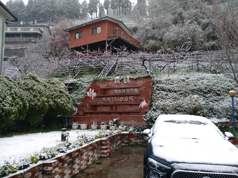 強烈大陸冷氣團加上水氣充足，桃園市復興區拉拉山18日下雪，民宿外的車輛覆蓋一層薄薄的積雪。（嶺鎮渡假山莊提供）中央社記者葉臻傳真  114年3月18日