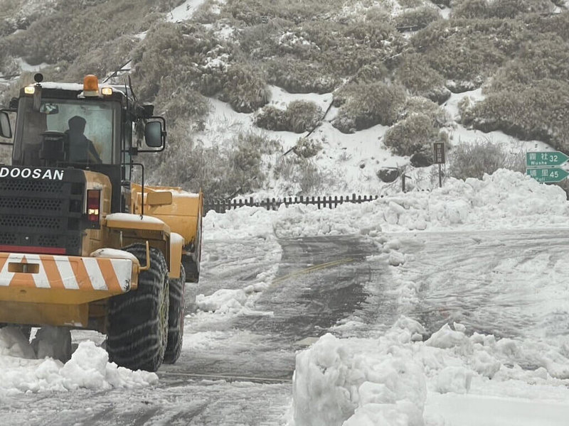 涵蓋南投與花蓮合歡山區18日下雪，南投端雪線下探海拔2750公尺仁愛鄉鳶峰，當地警方估降雪量創入冬最大，鏟雪車來回清除積雪，以維護行車安全。（交通部公路局提供）中央社記者蕭博陽南投縣傳真  114年3月18日