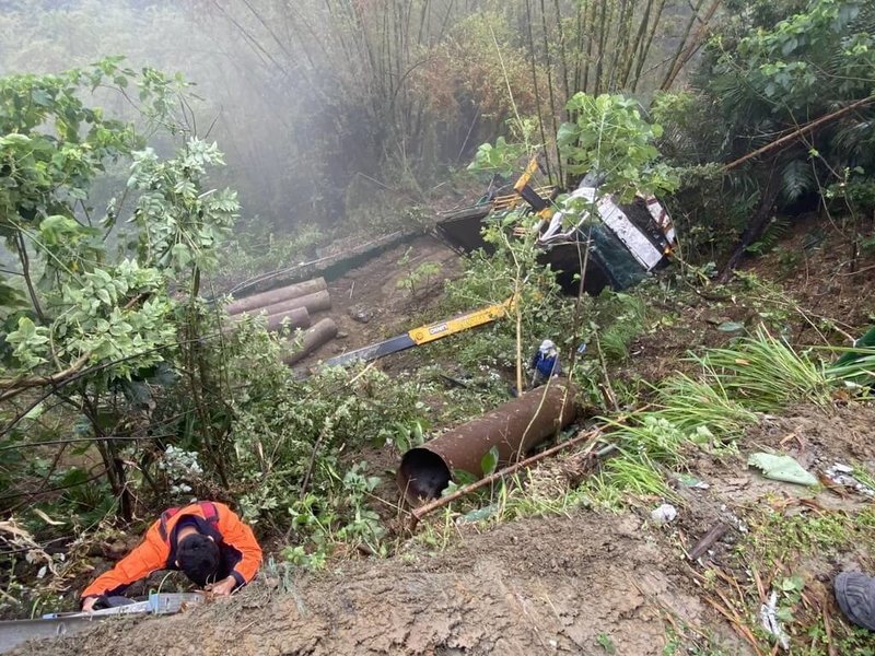 周姓男子18日操作吊車在南投縣名間鄉清除竹林，疑因天雨土石鬆軟加上車身失去平衡，連人帶車翻落邊坡，消防員下切接觸，發現周男已呈OHCA（到院前心肺功能停止）狀態，送醫不治。（民眾提供）中央社記者蕭博陽南投縣傳真  114年3月18日