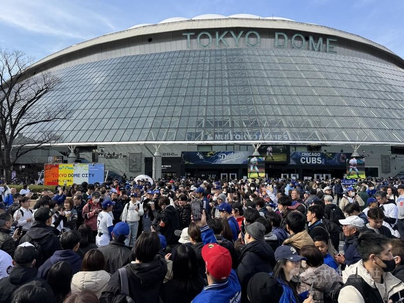 MLB東京開幕戰18日晚上在東京巨蛋舉行，洛杉磯道奇將對上芝加哥小熊，18日白天就有大批球迷湧至東京巨蛋廣場。中央社記者楊明珠東京攝 114年3月18日