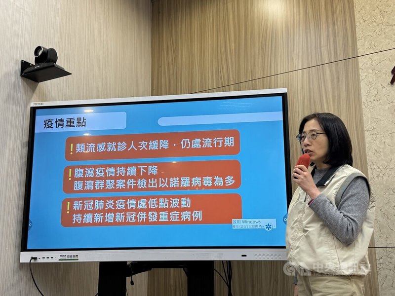 衛生福利部疾病管制署疫情中心副主任李佳琳(圖)18日下午在例行疫報說明,9日至15日類流感門急診就診約10萬8000餘人次,近期呈下降趨勢,但仍處流行期,預估3月下旬才會脫離流行。中央社記者沈佩瑤攝 114年3月18日