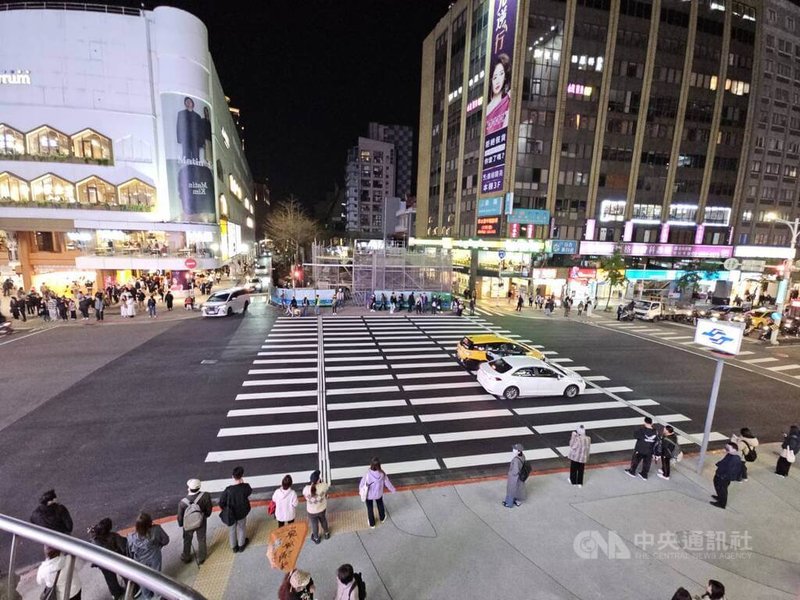 台北捷運公司在捷運中山站1、4號出口劃設總寬約20公尺行穿線，以完善線型公園行人通行動線，原本新光三越與誠品南西、台北牛乳大王前的2道行穿線將於19日刨除。中央社記者陳怡璇攝  114年3月18日