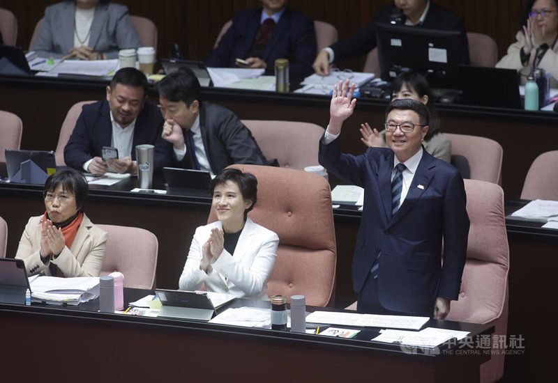 行政院長卓榮泰（前排右）、行政院副院長鄭麗君（前排中）等行政官員18日至立法院會備詢，卓榮泰向前來議場參訪的團體揮手致意。中央社記者裴禛攝  114年3月18日