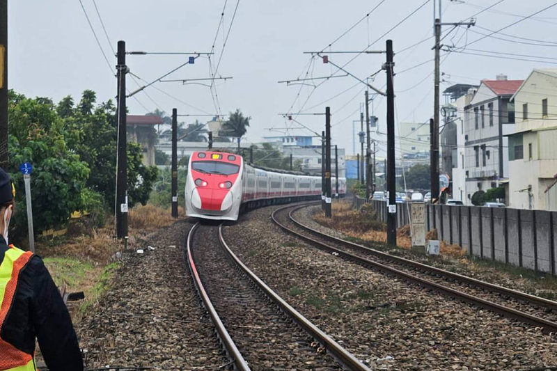 台鐵南下107車次普悠瑪號列車18日上午行經台南新市區光華街平交道時，撞擊闖入軌道區的男子，男子當場身亡，列車暫停於現場附近。（讀者提供）中央社記者楊思瑞台南傳真  114年3月18日