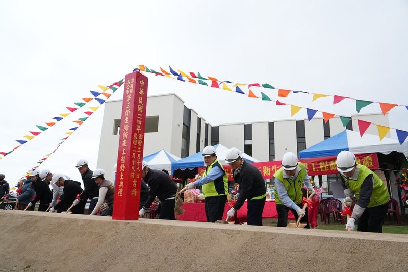 澎湖縣馬公市第三衛生所新建工程18日舉行動土典禮，澎湖縣長陳光復（右4）等人出席儀式，一同執鏟動土祈求工程順利。（澎湖縣政府提供）中央社  114年3月18日