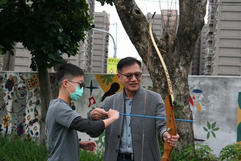 民進黨台中市議員王立任（右）18日舉辦「原來是客」山海文化交流活動，讓山線、海線的孩子跳脫課本，體驗不同族群文化。圖為射箭課程。（王立任提供）中央社記者趙麗妍傳真  114年3月18日